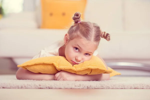 かわいいの小さな金髪の少女の肖像画 — ストック写真