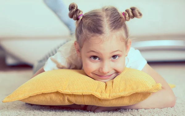 Schattige kleine blonde meisje portret — Stockfoto