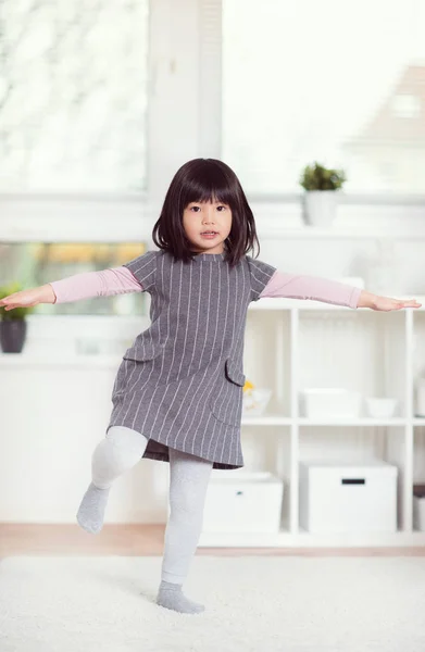 Portrait des süßen kleinen japanischen Mädchens, das auf weißem Teppich liegt — Stockfoto