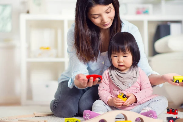 Oldukça mutlu Japon anne onun küçük yürümeye başlayan çocuk kızım ile oynamak — Stok fotoğraf