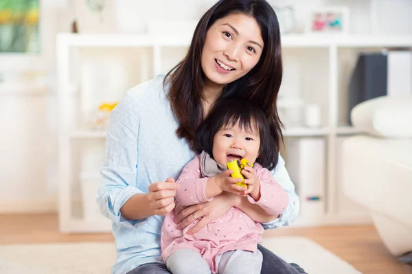 Abbastanza felice madre giapponese giocare con il suo piccolo bambino daught — Foto Stock