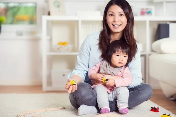 Jolie mère japonaise heureuse jouer avec son petit bambin — Photo