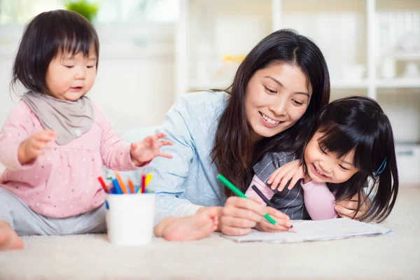 Feliz japonês mãe jogar com ela dois bonito pouco filhas no — Fotografia de Stock