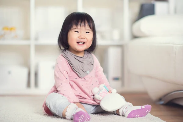 Boldog japán kislány fehér capet otthon játszik — Stock Fotó
