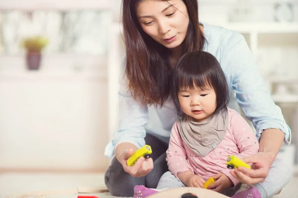 Oldukça mutlu Japon anne onun küçük yürümeye başlayan çocuk kızım ile oynamak — Stok fotoğraf