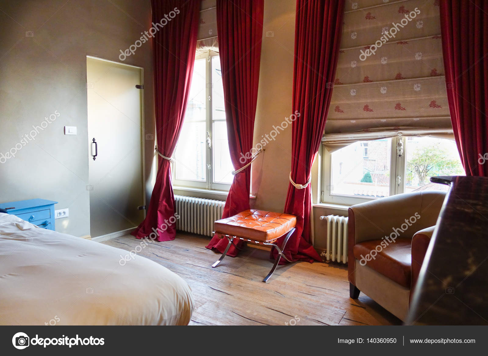Comfortabele slaapkamer met grote ramen en houten vloeren ... Comfortabele slaapkamer met grote ramen en houten vloeren ...