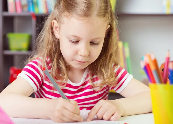 Söt flicka ritning i skolan — Stockfoto