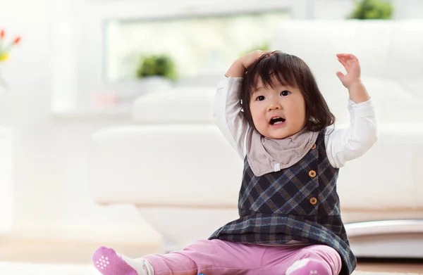Nagyon boldog kis japán lány játszik capet otthon — Stock Fotó
