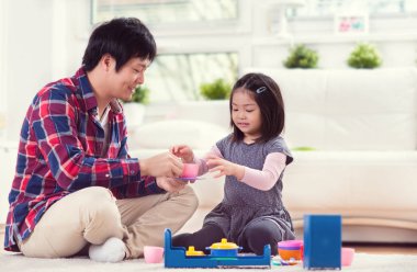 Hom şirin küçük kızıyla oynayan genç mutlu baba