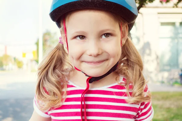 Bastante niño niña paseo y divertirse con la bicicleta a la par —  Fotos de Stock