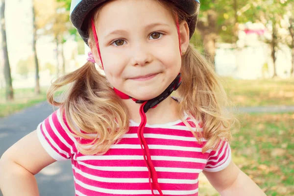 Ganska litet barn flicka rida och ha kul med cykel i par — Stockfoto