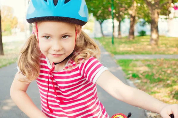Bastante niño niña paseo y divertirse con la bicicleta a la par —  Fotos de Stock