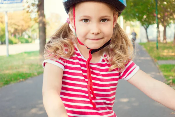 Ganska litet barn flicka rida och ha kul med cykel i par — Stockfoto