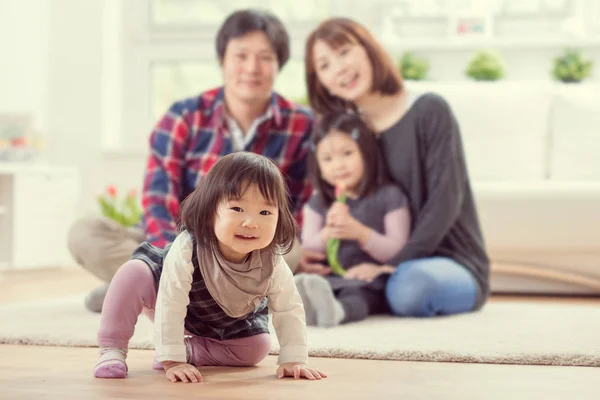 Junge glückliche Familie mit hübschen Töchtern, die spielen und Spaß haben — Stockfoto