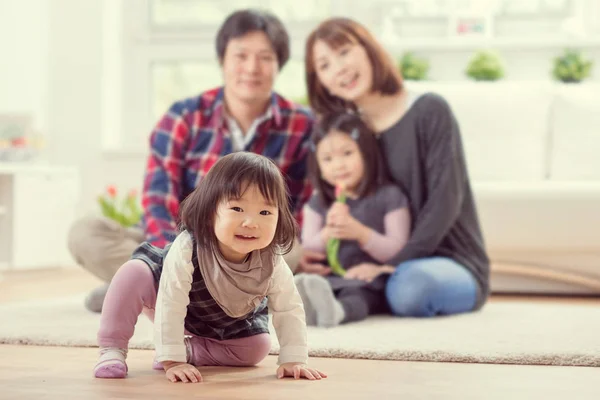 Jovem família feliz com filhas bonitas brincando e se divertindo — Fotografia de Stock