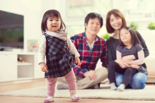 Joven familia feliz con hijas bonitas jugando y divirtiéndose —  Fotos de Stock