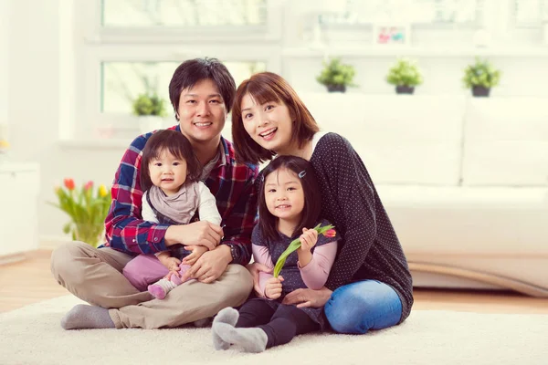 Joven familia feliz con hijas bonitas jugando y divirtiéndose —  Fotos de Stock