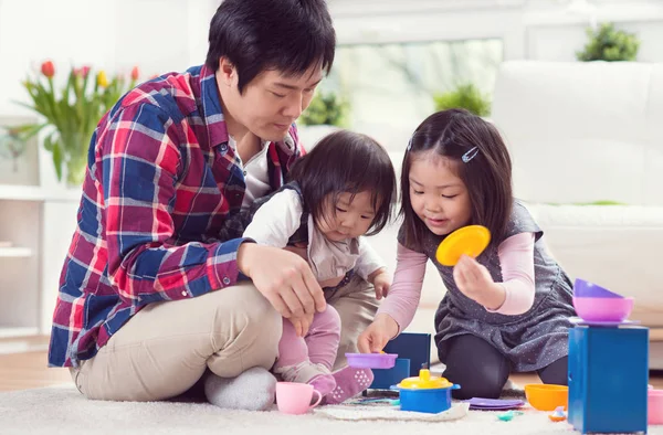 Giovane padre felice giocare con belle figlie e divertirsi — Foto Stock