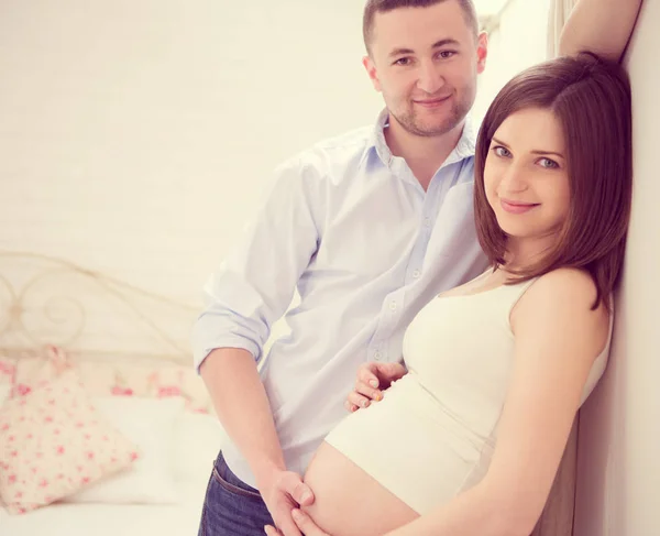 Szczęśliwa młoda para w ciąży — Zdjęcie stockowe