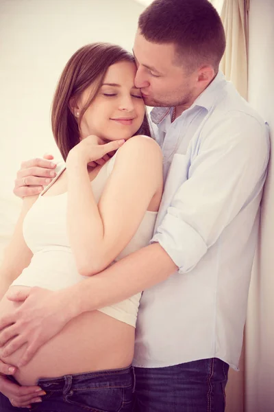 Feliz jovem grávida casal — Fotografia de Stock