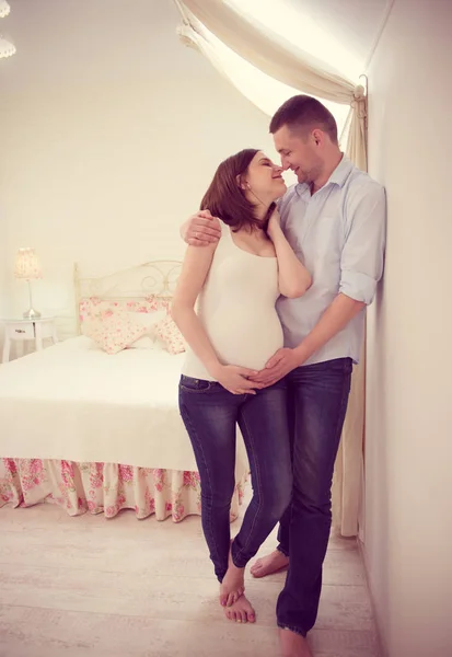 Feliz joven pareja embarazada — Foto de Stock