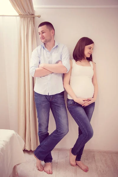 Jeune couple enceinte — Photo