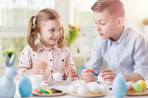 两个快乐的孩子们在复活节期间画鸡蛋玩乐 — 图库照片
