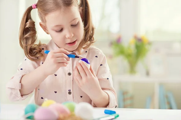 Joyeux joli enfant fille avoir du plaisir pendant la peinture des œufs pour l'Est — Photo