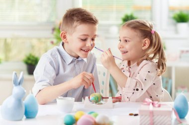 Eğleniyor sırasında resim yumurta Paskalya için baharda mutlu güzel çocuk kız