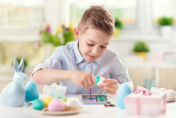 Feliz niña bonita divirtiéndose durante la pintura de huevos para Pascua en primavera —  Fotos de Stock