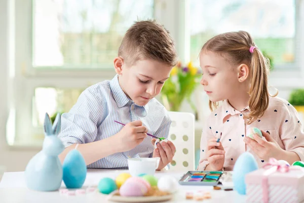 Happy pretty child girl having fun during painting eggs for Easter in spring — Stock Photo, Image