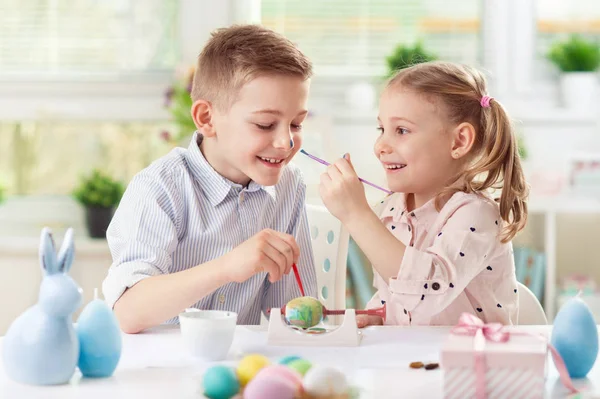 Happy pretty child girl having fun during painting eggs for Easter in spring — Stock Photo, Image