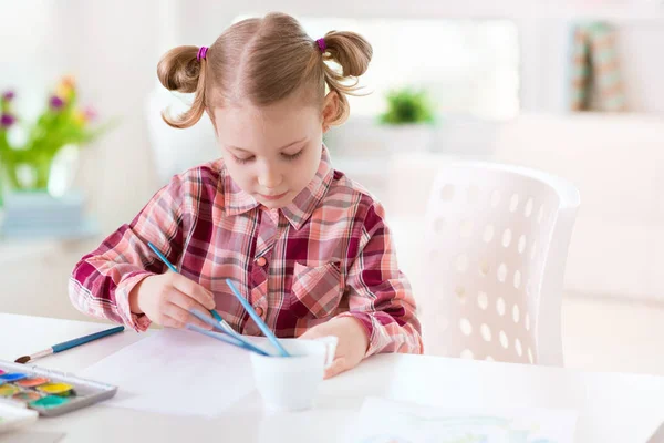 Hübsches kleines Mädchen malt zu Hause mit bunter Farbe — Stockfoto