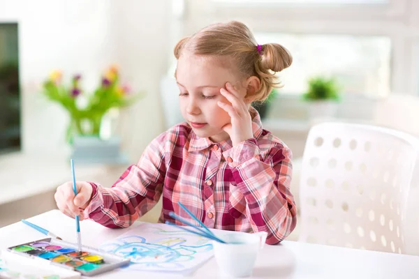 Mooi meisje kind, schilderen met kleurrijke verf thuis — Stockfoto