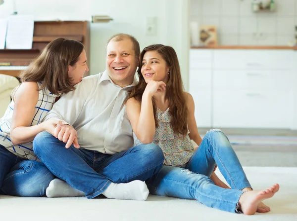 Güzel genç kızı hav ile genç mutlu aile portresi — Stok fotoğraf