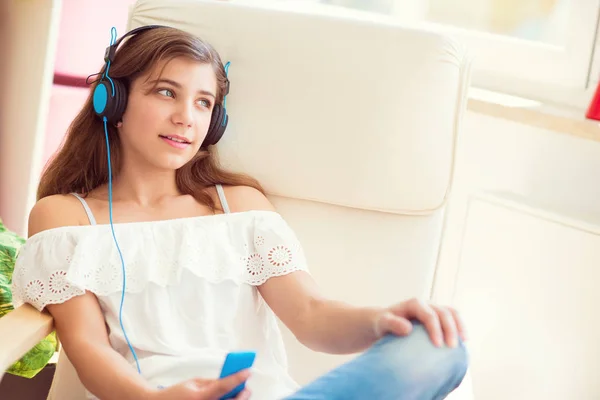 Portré, fiatal szép tizenéves lány hallgat zenét a modern — Stock Fotó