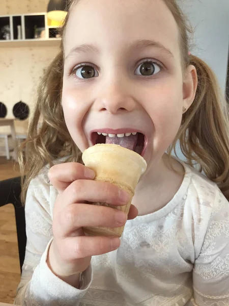 漂亮的小女孩与冰激淋 — 图库照片