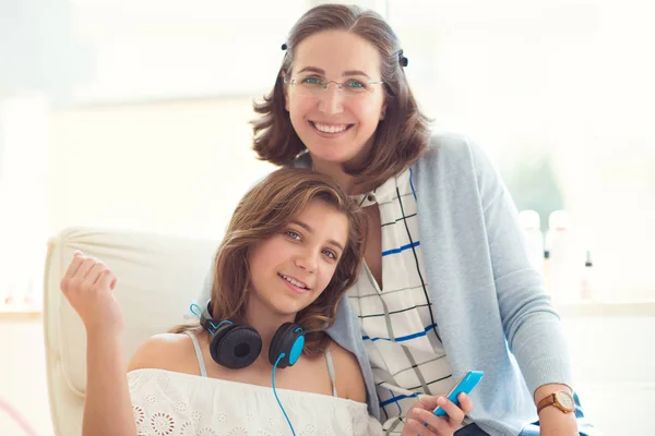 Portret van vrij jonge moeder met haar dochter tennager — Stockfoto