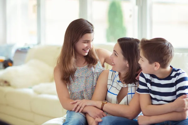 Portret van vrij jonge moeder met haar dochter tennager en s — Stockfoto