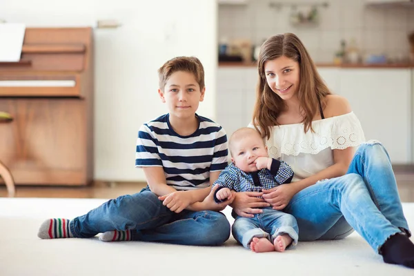 Portrait de jeune jolie adolescente avec ses deux petits brothes — Photo