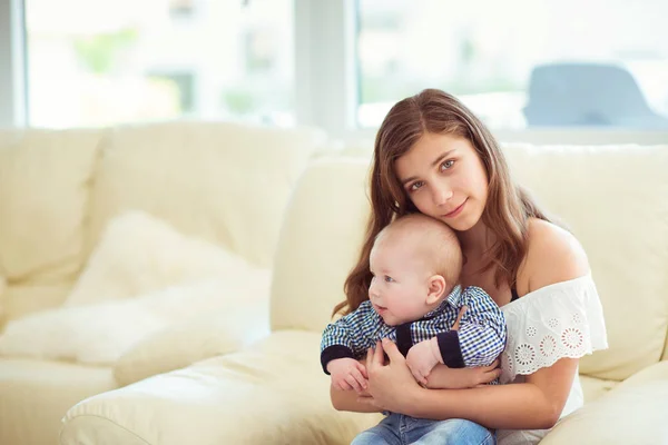 Retrato de menina adolescente bonita com seu bebê recém-nascido — Fotografia de Stock