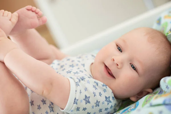 Porträt eines glücklichen, schönen Babys — Stockfoto