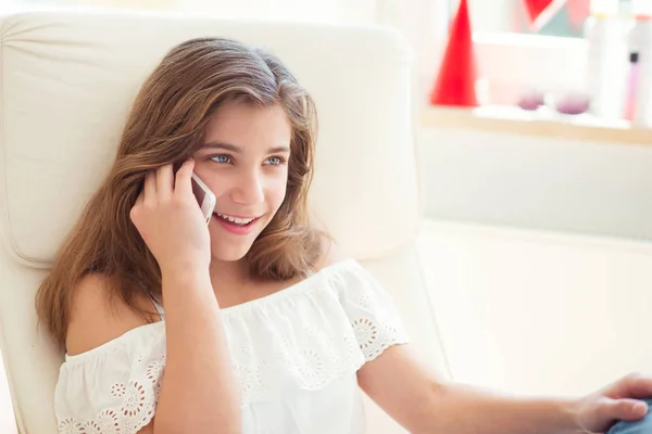 Retrato de joven bonita adolescente hablando con práctico —  Fotos de Stock