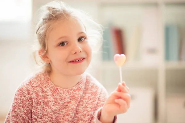 Retrato de menina criança feliz com lolipop em sua mão — Fotografia de Stock
