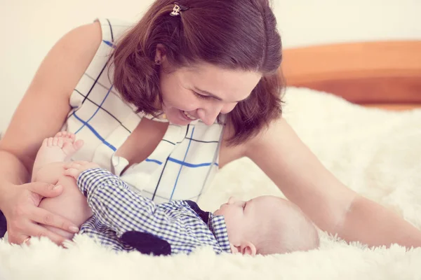 Portret van gelukkig mooie moeder en baby — Stockfoto