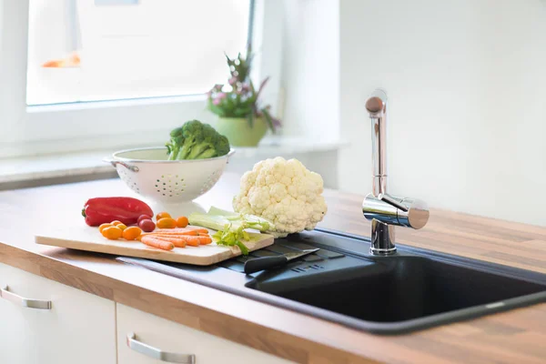 Verduras coloridas en el interior de la cocina moderna — Foto de Stock