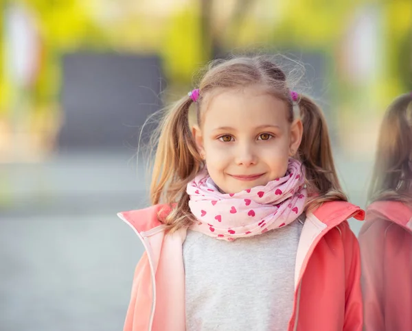 Portrait of pretty school girl in sunny park — Stock Photo, Image