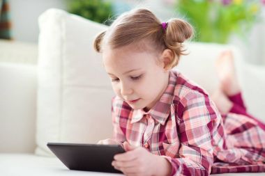 Bir dijital tablet, seyir ve sm kullanarak sevimli küçük çocuk kız