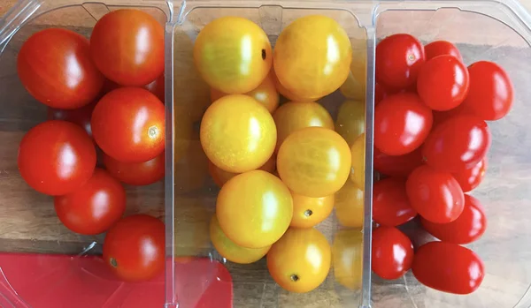 Diferentes tipos de tomate na mesa — Fotografia de Stock