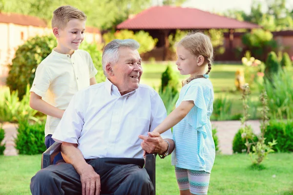 Boldog régi nagyapja, és aranyos gyerekek portréja — Stock Fotó
